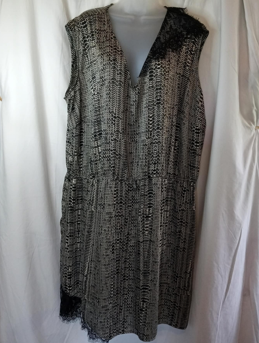 20-22W Beverly Drive Black White Sleeveless V-Neck Midi Dress Lace Flowy Summer
